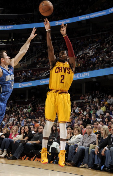 为什么捕手在接捕一百英里火球时需要特殊的指部支撑板