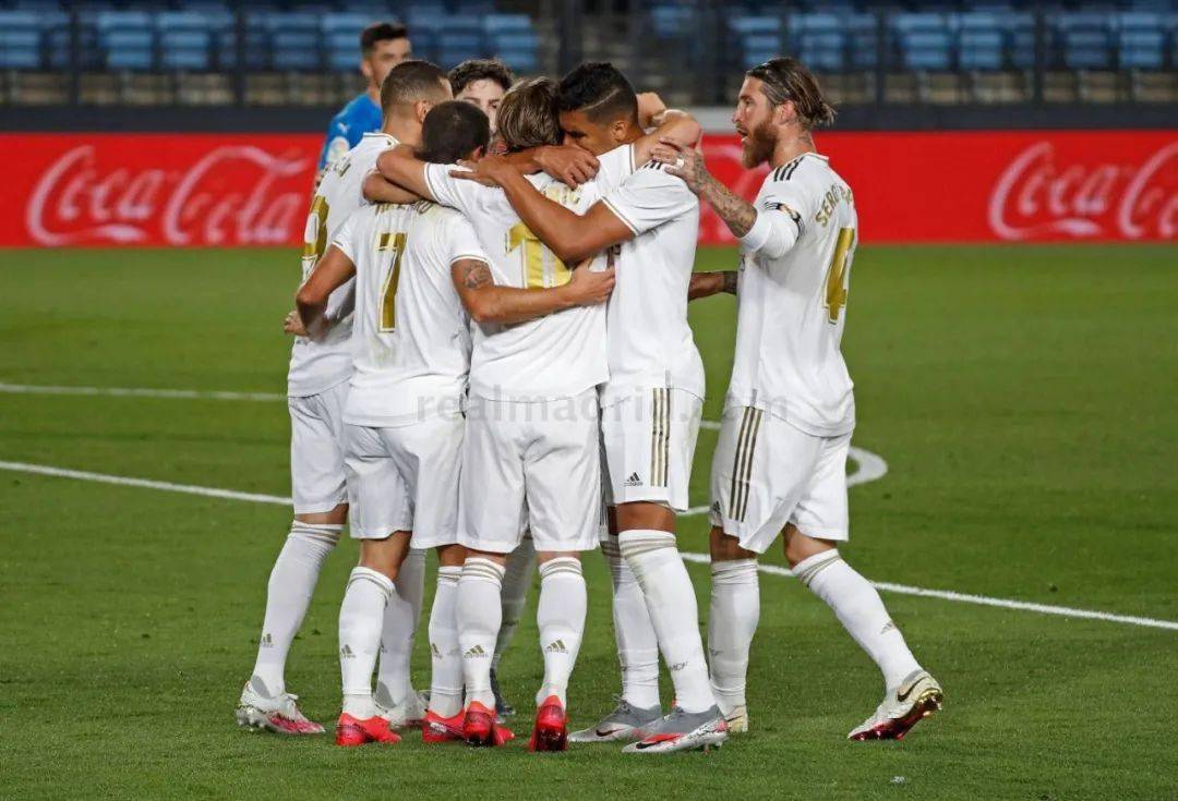 曾吐槽曼联门票难搞，斯科尔斯、巴特和弗格森一起现身包厢