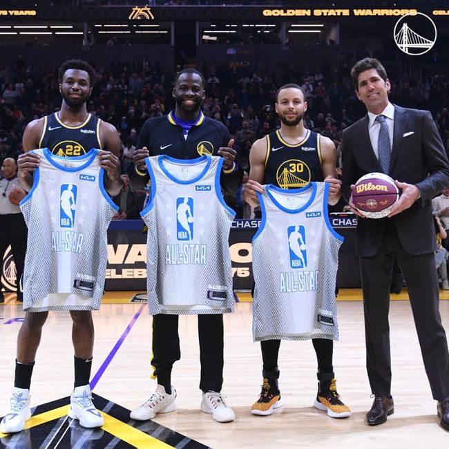 贡萨洛-加西亚打进世界波后，姆巴佩在看台上站起来为其鼓掌