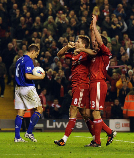 慎入，尼日利亚超比赛中一球员被对方球迷冲进场内割喉