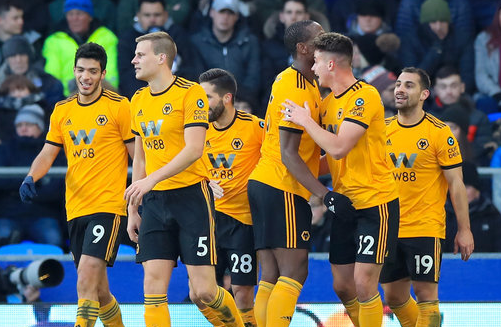 为什么内野手在接捕反弹球时需要保持低重心且球手套靠近身体